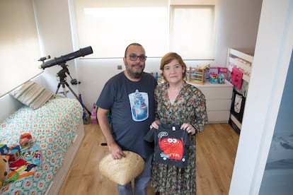 Carmen Rodríguez y José Carlos Alcaraz, que se han quedado a las puertas de viajar a Vietnam para recoger a su hijo adoptivo, posan en su casa de Málaga.