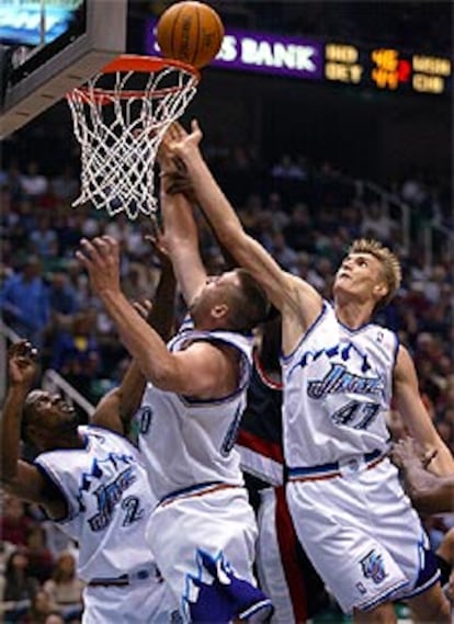 Los jugadores del Utah Jazz Andrei Kirilenko, Greg Ostertag y DeShawn Stevenson luchan por un rebote.