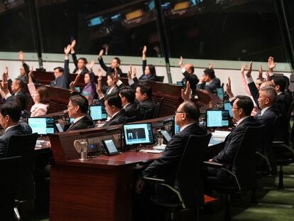 Los legisladores de Hong Kong votan el proyecto de Ley de Salvaguarda de la Seguridad Nacional, también conocido como Artículo 23 de la Ley Fundamental, en el Consejo Legislativo celebrado este martes.