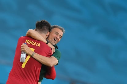 El delantero español Álvaro Morata celebra su gol con el seleccionador español Luis Enrique.