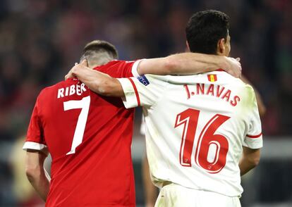 Franck Ribery se abraza con Jesús Navas.