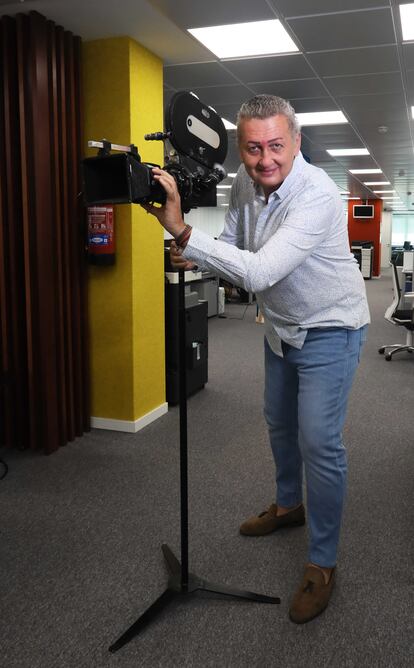 Miguel Sánchez, director del programa de Telemadrid 'Dos en la carretera', posando en la sede de la productora Eurostar Mediagroup.