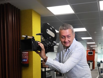 Miguel Sánchez, director del programa de Telemadrid 'Dos en la carretera', posando en la sede de la productora Eurostar Mediagroup.