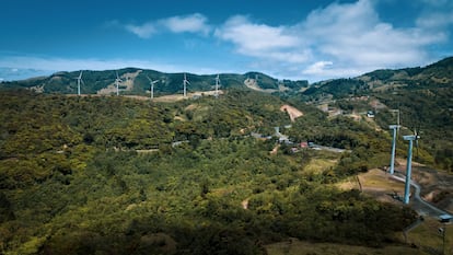 Vista del parque Eólico Los Santos, al sur de la provincia de San José (Costa Rica), en una imagen cedida por la cooperativa Coopesantos.