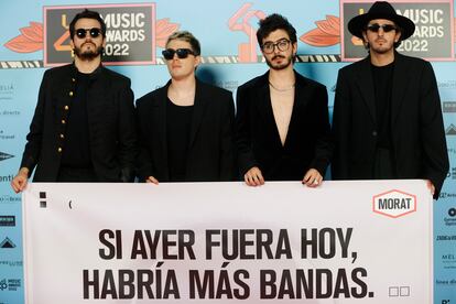 Los integrantes de la banda Morat posan para los fotógrafos a su llegada a la gala de Los40 Music Awards, celebrada el 4 de noviembre en Madrid.