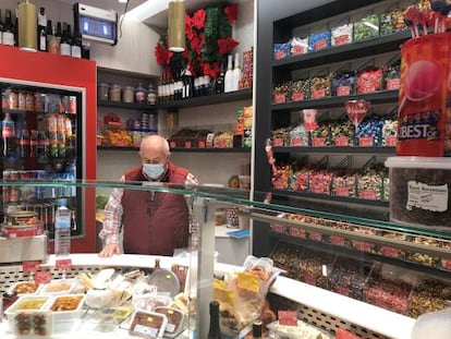 Enrique Ortiz en su nueva tienda de la calle Alcala