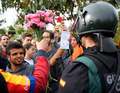 El Gobierno catalán ha difundido a bombo y platillo la supuesta “represión” de la policía española el 1-O con unos supuestos “800 heridos”. Por lo visto, de esta enorme cantidad resulta que solo dos han pasado una noche en el hospital. Me hago varias preguntas: ¿alguna fuente independiente del Gobierno catalán ha verificado esta cifra y de qué supuestas “heridas” hablamos? ¿Son “heridos” o “atendidos”, algo que se les incitaba a hacer para aumentar la cifra de manera artificial? ¿Se cuentan moratones y rasguños? ¿Se cuentan supuestas “crisis de nervios”, algo muy difícil de verificar? Es necesario un poco de objetividad ante esta evidente estrategia victimista. Me parece sencillamente lamentable buscar rédito político con la manipulación y utilización de los más vulnerables.