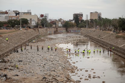 Miembros de la Unidad Militar de Emergencias (UME) junto a miembros del Ejercito de Tierra, rastrean a pie la Rambla del Poyo entre las localidades de Massanassa (I) y Catarroja (D) en búsqueda de los desaparecidos, en una imagen del 8 de noviembre.