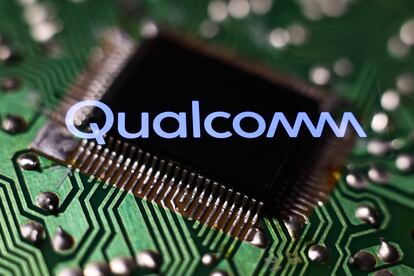 Logotipo de Microchip y Qualcomm en la pantalla de un teléfono en una foto tomada en Cracovia, Polonia, el 10 de abril de 2023.