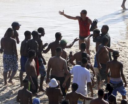  Ladrão e preso na praia e banhistas tentam resgatá-lo. 