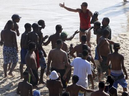  Ladrão e preso na praia e banhistas tentam resgatá-lo. 