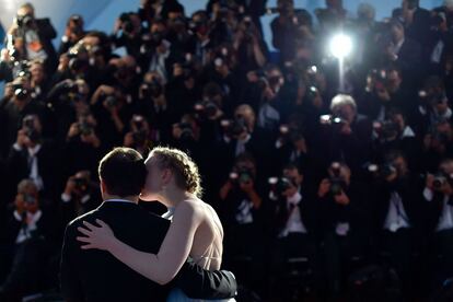 El director rumano Cristian Mungiu junto a la actriz María Dragus después de ser galardonado con el premio al mejor director por la película "Graduación (Bacalaureate)" en el Festival de Cannes.