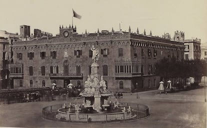El desaparecido Palau Reial, que fue pasto de las llamas en 1875 y, en primer plano, la fuente del 'Geni català'.