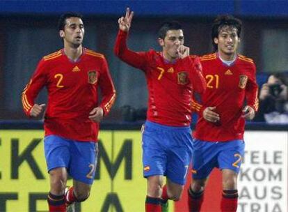 Villa celebra uno de sus tantos junto a Arbeloa y Silva.