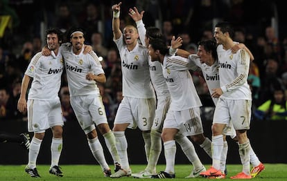 Los jugadores del Madrid se acercan a la zona de los hinchas del Madrid en el Camp Nou para celebrar con ellos una victoria que vale un título.