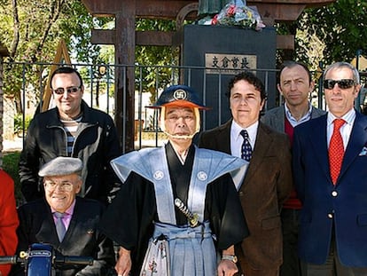 Hasekura Tsunetaka , en el centro, bajo la escultura de su antepasado samur&aacute;i, Hasekura Tsunegaga, en Coria del R&iacute;o (Sevilla).