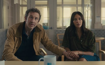 Chris O'Dowd y Rashida Jones, en el capítulo 'Gente corriente' de 'Black Mirror'.