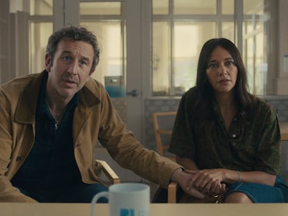 Chris O'Dowd y Rashida Jones, en el capítulo 'Gente corriente' de 'Black Mirror'.