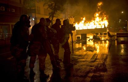 La policía brasileña se prepara para lanzar gas lacrimógeno a los manifestantes tras una concentración a apoyo a los profesores brasileños que acabó un una batalla campal en la ciudad de Río de Janeiro, 7 de octubre de 2013.