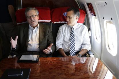Jeb Bush y Mitt Romney en una foto de la campaña de 2012.