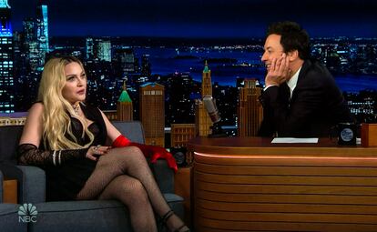Madonna durante su carla con Jimmy Fallon en el programa 'Tonight Show' de NBC. 