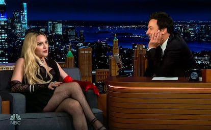 Madonna durante su carla con Jimmy Fallon en el programa 'Tonight Show' de NBC. 