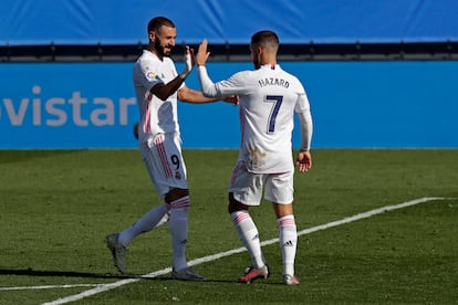 Hazard y Benzema celebran el gol del belga ante el Huesca en el Alfredo Di Stéfano.