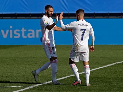 Hazard y Benzema celebran el gol del belga ante el Huesca en el Alfredo Di Stéfano.