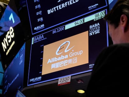 Panel con el símbolo de Alibaba en la Bolsa de Nueva York.