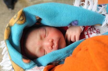 Sebastián, de 1 día, en la sala de maternidad del hospital de Cobán (Guatemala). La inmunización rutinaria de los niños alcanza al 92% de todos los recién nacidos en el país, pero aún existen desafíos importantes para la infancia, en gran parte relacionados con los niveles de pobreza. 
