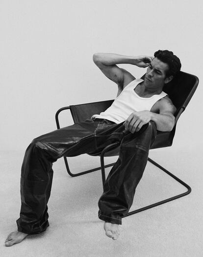 “No solo no me preocupa envejecer, sino que estoy contento de hacerme mayor aquí, en el cine”, declara Mario Casas, que lleva camiseta de Zara y pantalón de Marine Serre.