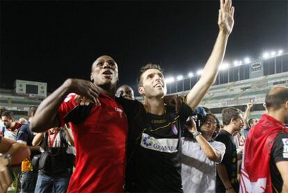 Los jugadores del Granada celebran su ascenso a Primera.