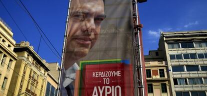 Un cartel electoral de Syriza con la imagen de su l&iacute;der, Alexis Tsipras, en las calles de Atenas