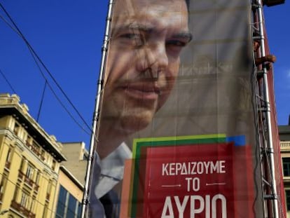 Un cartel electoral de Syriza con la imagen de su l&iacute;der, Alexis Tsipras, en las calles de Atenas