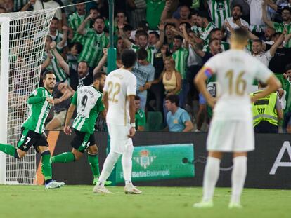 Juanmi celebra su gol ante el Elche en la primera jornada de Liga este domingo en el Benito Villamarín.