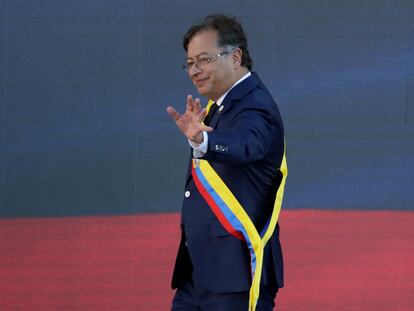 El presidente de Colombia, Gustavo Petro, saluda luego de pronunciar su discurso de investidura.