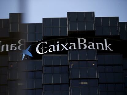 Logotipo de CaixaBank en el edificio de su sede en Barcelona.