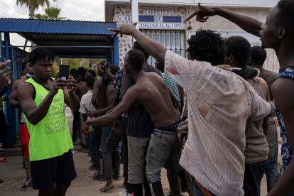Un grupo de migrantes subsaharianos llega al Centro de Estancia Temporal de Inmigrantes (CETI) de Melilla.