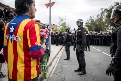 Un manifestant rep amb flors la Guàrdia Civil a Sant Julià de Ramis l'1-O.