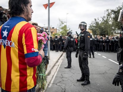 Un manifestant rep amb flors la Guàrdia Civil a Sant Julià de Ramis l'1-O.