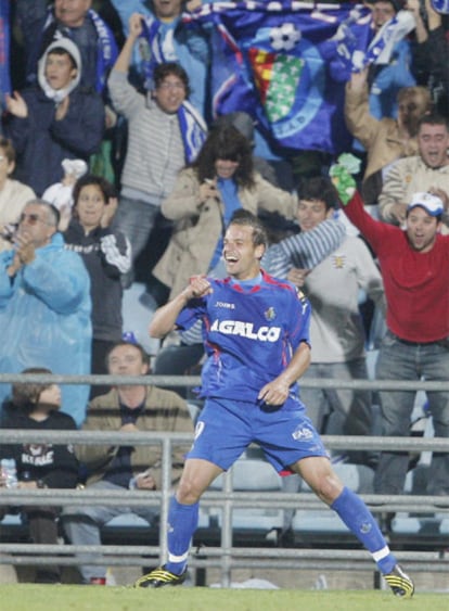 Soldado celebra su gol al Numancia.