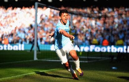 Agüero celebra un gol contra el United.