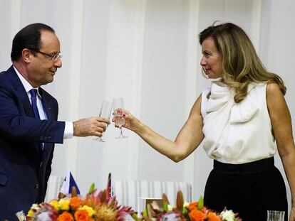 El presidente francés François Hollande, brinda con su ahora exnovia, Valérie Trierweiler.