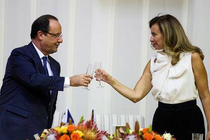 El presidente francés François Hollande, brinda con su ahora exnovia, Valérie Trierweiler.