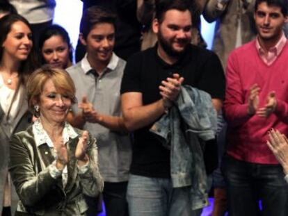  La presidenta del PP de Madrid Esperanza Aguirre y la presidenta de la comunidad madrile&ntilde;a Caristina Cifuentes durante el mitin de Alcorc&oacute;n.