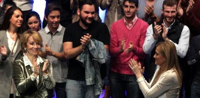 La presidenta del PP de Madrid Esperanza Aguirre y la presidenta de la comunidad madrileña Caristina Cifuentes durante el mitin de Alcorcón.