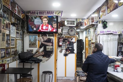 Los dueños están deseando jubilarse para descansar de una vez en la Costa del Sol, donde tienen un apartamento. “Nos damos un año o año y medio más”, confiesa Joaquín. Traspasarán el negocio y dependerá del nuevo dueño si el bar mantiene la identidad madridista y el cariño colchonero, pero todo el mundo que conoce el Akelarre cree que por mucho que lo intenten no sería lo mismo.