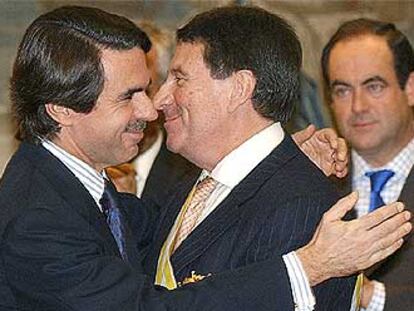 Aznar condecora a Paco Vázquez
