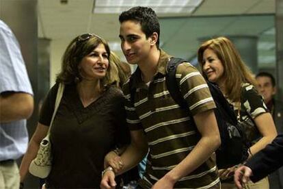 Farris Hassan, en el centro, con su familia tras llegar de regreso al aeropuerto de Miami.