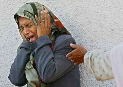 Una tía del niño que murió por disparos israelíes en Gaza llora ayer durante su funeral.